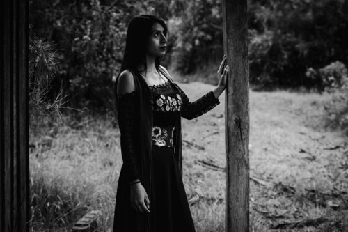 Lo que la penumbra esconde tras su mirada. par Raul Martin, Photographie en vente sur Singulart
