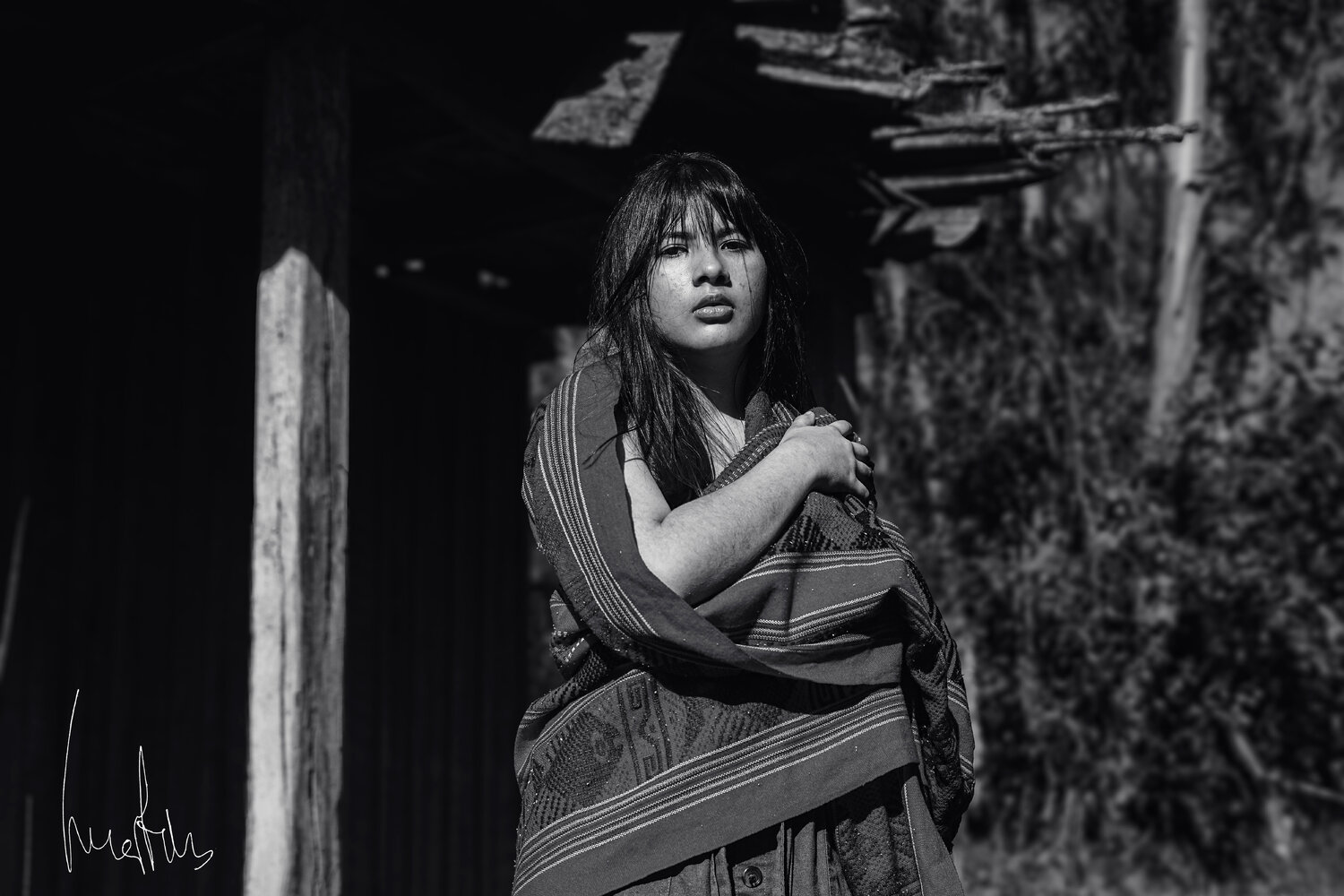 Elegancia y pasarela entre ruinas Raul Martin Fotografie zu verkaufen