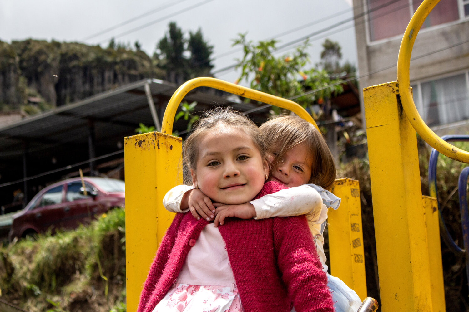 El Abrazo que Sostiene el Mañana Raul Martin Fotografie zu verkaufen