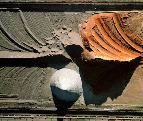 Iron Ore Piles - Gary, Indiana von John Griebsch, Fotografie kaufen auf Singulart