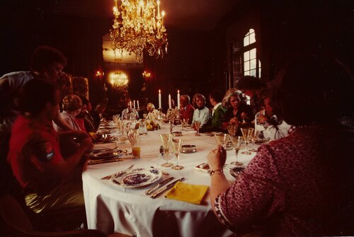 At the table of Malcolm Forbes von Diana Mara Henry, Fotografie kaufen auf Singulart
