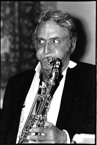 Larry Rivers puffing on his sax van Diana Mara Henry, Fotografie te koop op Singulart