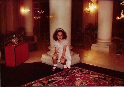 Charlotte at the Ritz von Diana Mara Henry, Fotografie kaufen auf Singulart