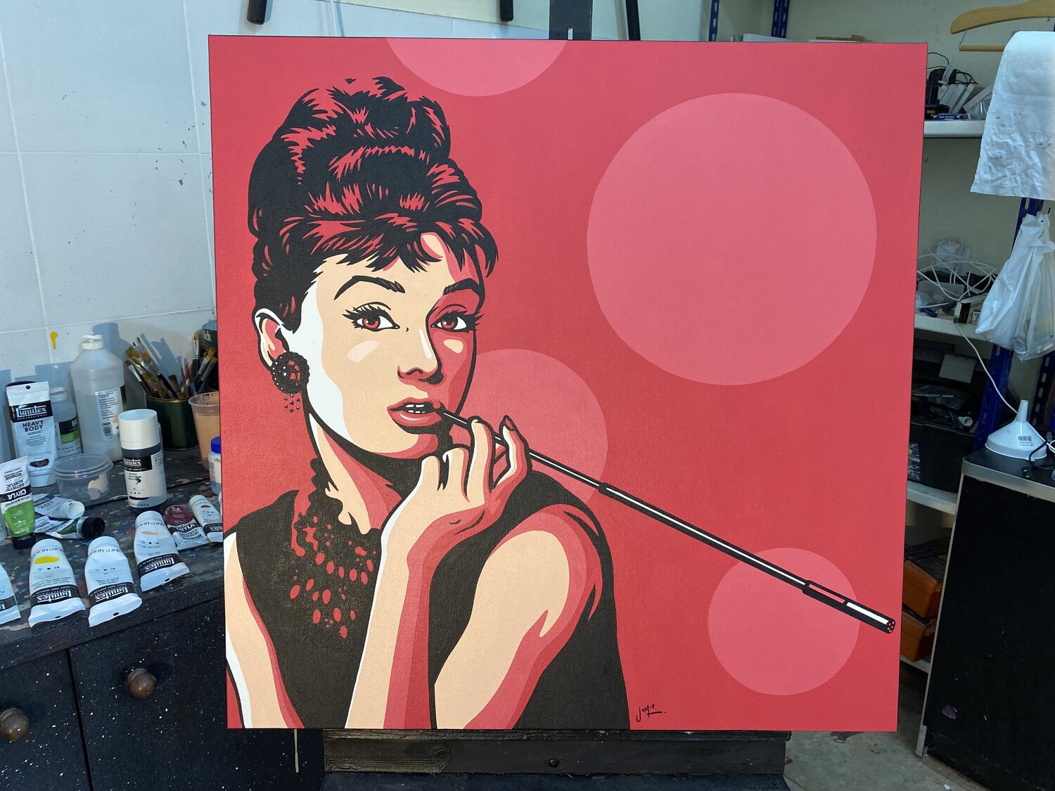 Audrey Hepburn on Hot Pink door Jamie Lee (2023) : Schilderij Acryl op  Canvas - Singulart, image size:1500x1125