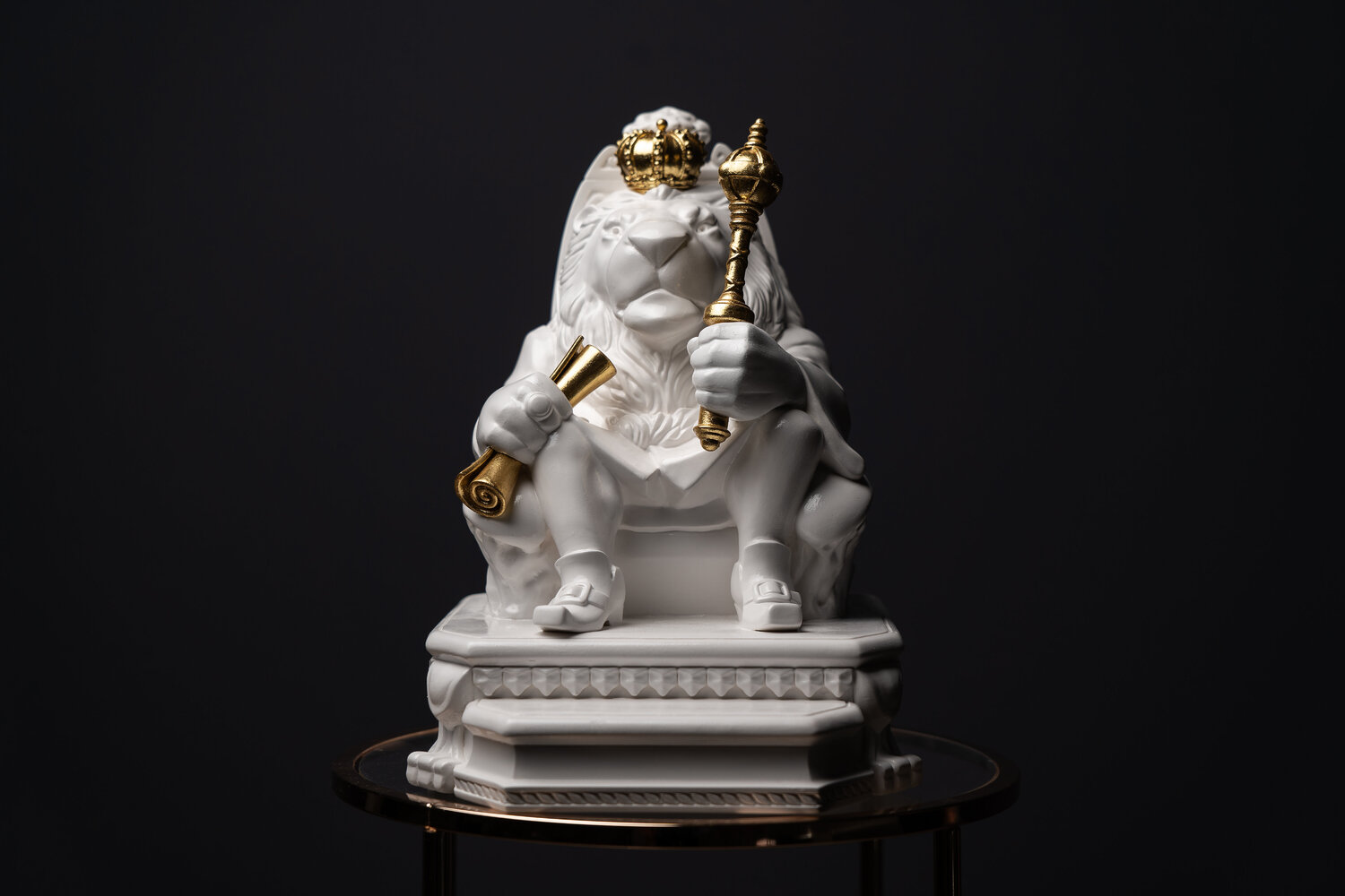 Brutal Leo Zodiac Sign White&Gold Collection Valeria Anton Skulptur zu verkaufen