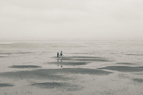 Girls on the Beach by Amandio Bastos, 사진 for Sale on Singulart