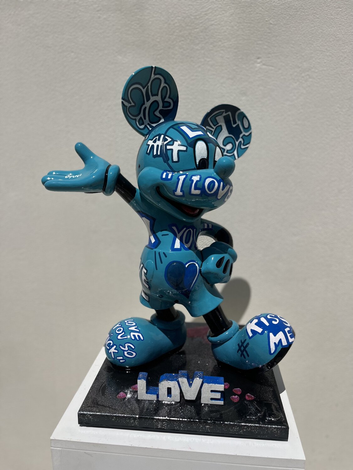 Mickey loves art by Dani Danny Hoens