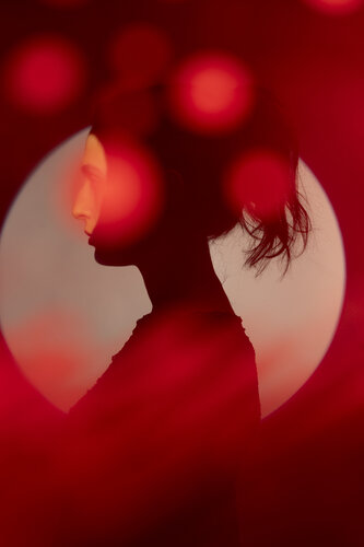 Giulia - No AI, but looking like AI. de Ákos Burg, Fotografía a la venta en Singulart