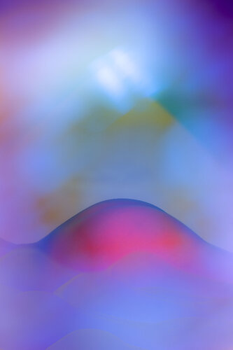 JUICY - No AI, but looking like AI. par Ákos Burg, Photographie en vente sur Singulart