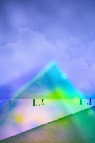 L_DOT - No AI, but looking like AI. par Ákos Burg, Photographie en vente sur Singulart