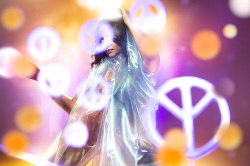 DANCING FOR PEACE NR.3 par Ákos Burg, Photographie en vente sur Singulart