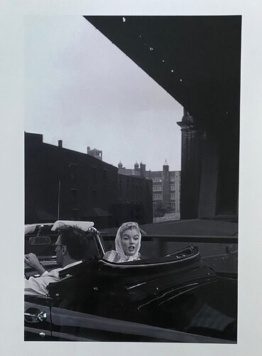 Marilyn and Arthur Miller, NYC, 1957, 5C de Sam Shaw, Fotografía a la venta en Singulart