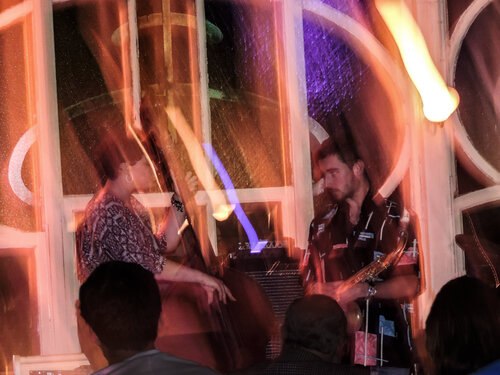 Escuchando Jazz van Arturo Bodelon Alonso, Fotografie te koop op Singulart