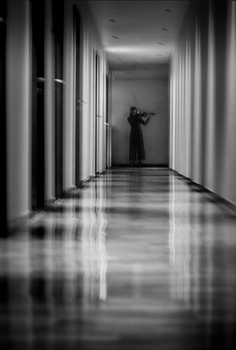 Art Through Touch - Resonating Space de Tatjana-Aleksandra Aljautdinova, Fotografía a la venta en Singulart