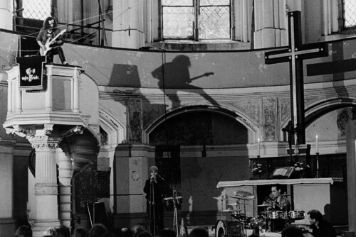 Berlin, Rockkonzert in der Zionskirche de Harald Hauswald, Fotografía a la venta en Singulart