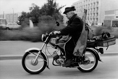 Aus der Serie  "An der Elbe 1984" von der einen Grenze zur nächsten Grenze , Deutschland de Harald Hauswald, Fotografía a la venta en Singulart