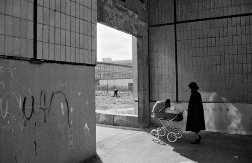 Der Durchgang, 1984 by Harald Hauswald, Photography for Sale on Singulart