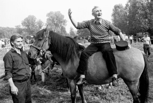 Pferdemarkt, Havelberg, DDR, 1985 par Harald Hauswald, Photographie en vente sur Singulart