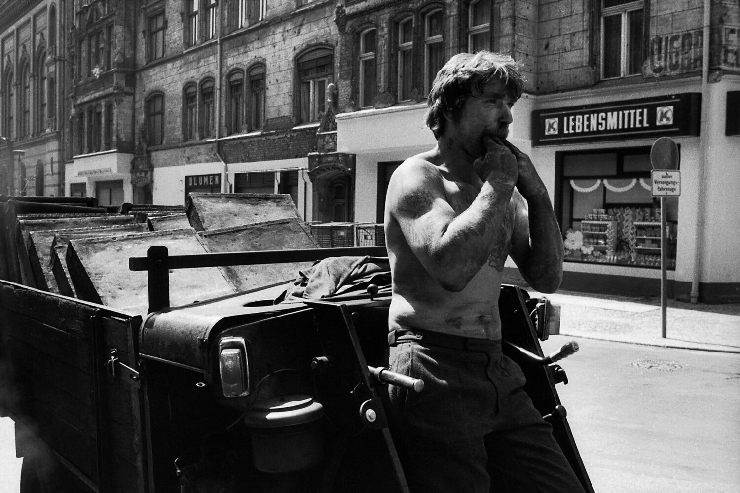 Der Kohlefahrer, Ost-Berlin, 1987 Harald Hauswald Photography for sale