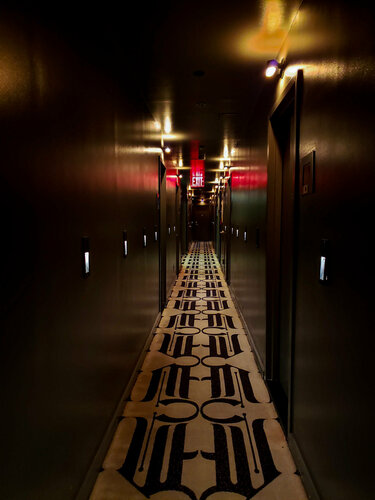 Manhattan Hotel Corridor par Thomas Dellert, Édition en vente sur Singulart