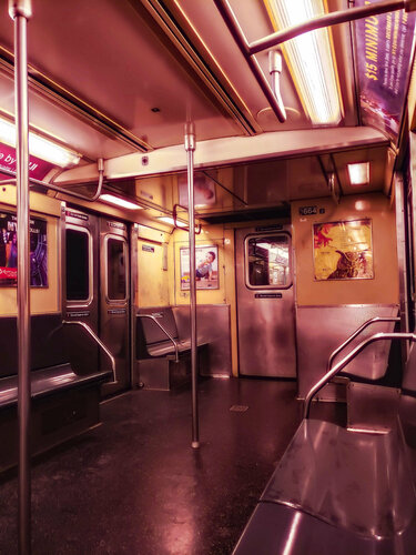 Manhattan Subway gone Pink and empty par Thomas Dellert, Édition en vente sur Singulart