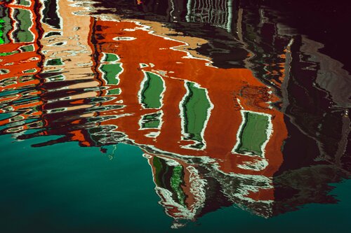 Venice green and brown reflection von Thomas Dellert, Fotografie kaufen auf Singulart