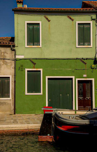 Boat and house in Burano Venice par Thomas Dellert, Photographie en vente sur Singulart