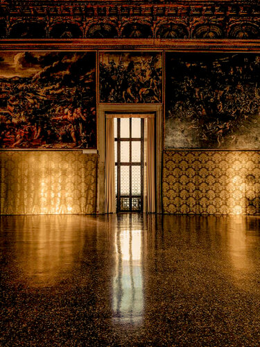 Venetian Palace in Gold par Thomas Dellert, Photographie en vente sur Singulart