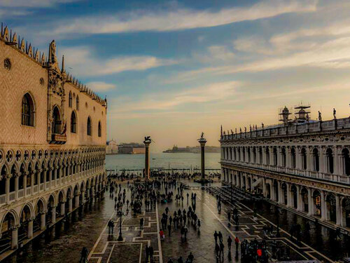 The Dodge Palace Venice par Thomas Dellert, Photographie en vente sur Singulart