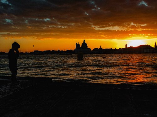 Venetian boy at sunset par Thomas Dellert, Photographie en vente sur Singulart