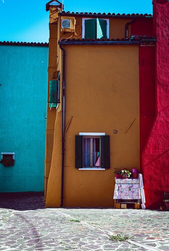 Venice Burano  Blue Brown and Red par Thomas Dellert, Photographie en vente sur Singulart