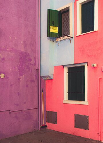 Venice Burano Purple and Pink par Thomas Dellert, Photographie en vente sur Singulart