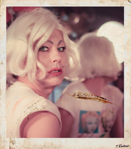 Dollar Drag Polaroid. Take 3    ( Tommy Dollar as Drag Queen Dominique Tragique ) di Thomas Dellert, Fotografia in vendita su Singulart