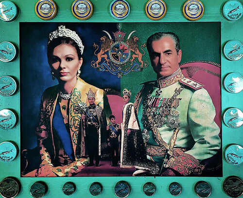 Official Portrait of the Shah Mohammad Reza Pahlavi and Queen Farah Diba of Iran  and  the son crown prince Reza Pahlavi  , with the Original Iranian 1970's Caviar Cans " the Shah Private Reseve " par Thomas Dellert, Photographie en vente sur Singulart
