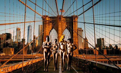 Naked on the Brooklyn Bridge NY par Thomas Dellert, Photographie en vente sur Singulart