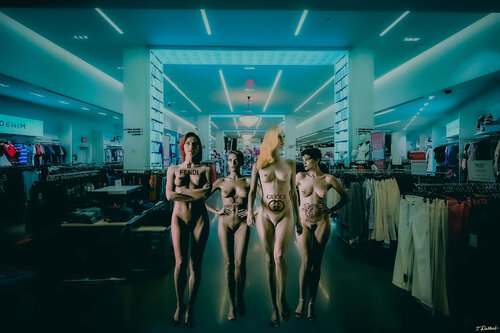 Naked in the Fashion Department Store par Thomas Dellert, Photographie en vente sur Singulart