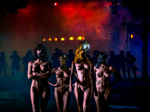 Naked Riot Girls at night par Thomas Dellert, Photographie en vente sur Singulart