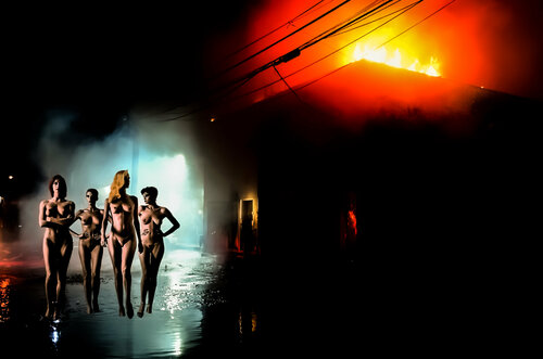 Naked in water naked in fire USA today par Thomas Dellert, Photographie en vente sur Singulart