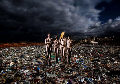 Naked in the WasteLand de Thomas Dellert, Fotografía a la venta en Singulart