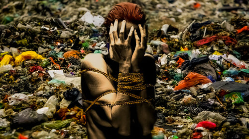 Naked  and Abused  ( No Excuse for Abuse ) de Thomas Dellert, Fotografía a la venta en Singulart