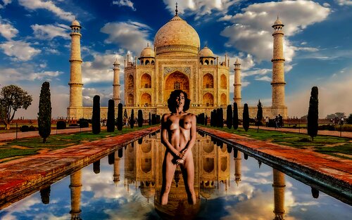 Naked in Taj Mahal  India van Thomas Dellert, Fotografie te koop op Singulart