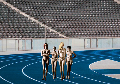 Naked on the Right Track to Victory van Thomas Dellert, Fotografie te koop op Singulart