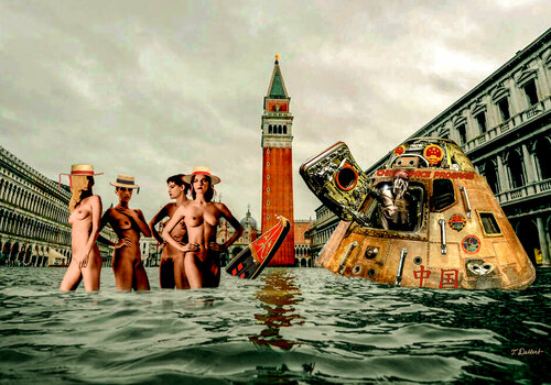 Naked on St Marcus Square  Venice under water van Thomas Dellert, Fotografie te koop op Singulart