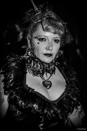 Princess of the Parisian Night par Thomas Dellert, Photographie en vente sur Singulart