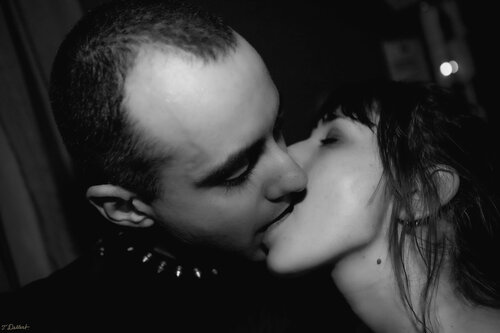 A. Kiss in the Night par Thomas Dellert, Photographie en vente sur Singulart