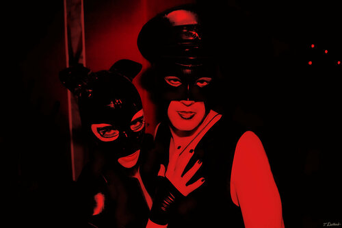 Rubber Fetish Mouse Couple        ( Red version ) par Thomas Dellert, Photographie en vente sur Singulart