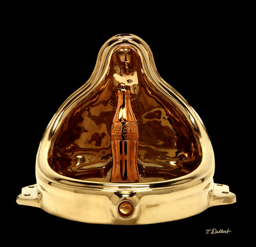 Golden Fountain of Youth   ( after Marcel Duchamp and Coca Cola ) par Thomas Dellert, Photographie en vente sur Singulart
