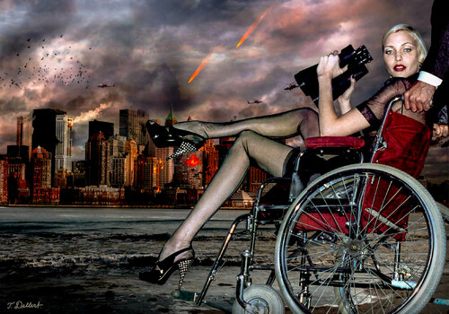 Watching the war from a distance.  Homage to Helmut Newton par Thomas Dellert, Photographie en vente sur Singulart