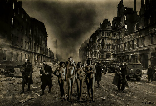Naked in the Ruins of Berlin 1945    Homage to Helmut Newton par Thomas Dellert, Photographie en vente sur Singulart