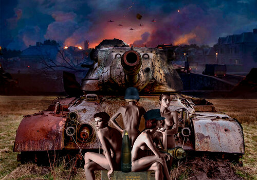TANK GIRLS     homage to Helmut Newton par Thomas Dellert, Photographie en vente sur Singulart